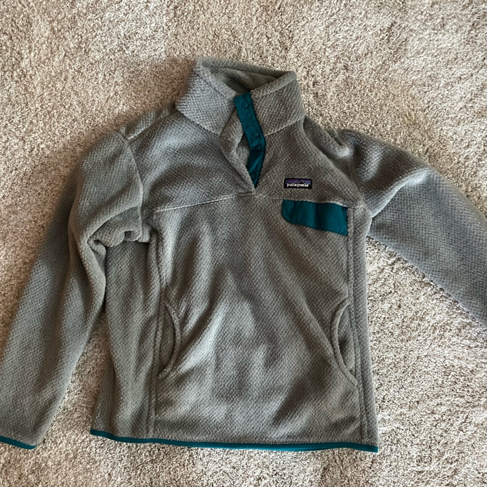 Patagonia gray with green accents synchilla light weight fleece. Size medium.